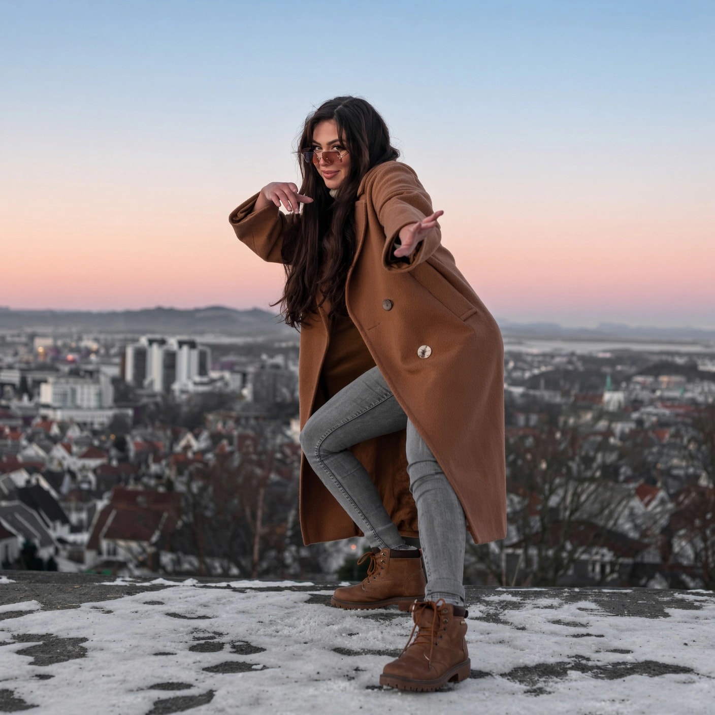 Atara i brun kåpe med Stavanger i bakgrunnen